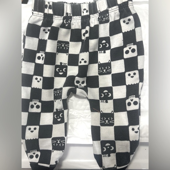 💫NWT Cat&Jack Two Piece with pumpkin and skeleton checkered set - Picture 5 of 8